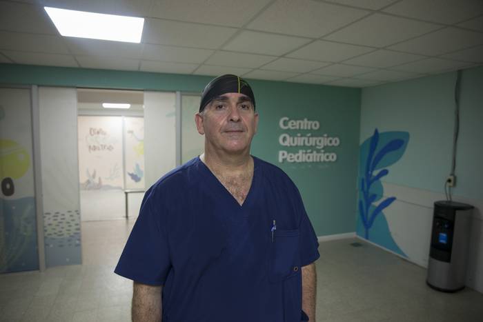 Carlos Kierszenbaum, en el block de pediatría en el Pereira Rossell. (archivo, julio de 2022) · Foto: Mara Quintero