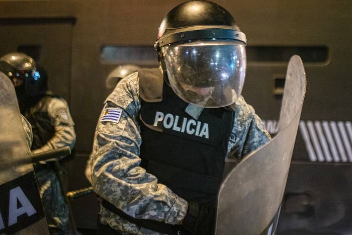 Policías en el operativo de desalojo del Instituto de Profesores Artigas (IPA), el 17 de agosto. · Foto: Ernesto Ryan