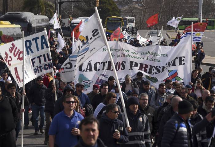 Movilización de la Asociación de Obreros y Empleados de Conaprole, en Montevideo (14.07.2022). · Foto: Dante Fernández