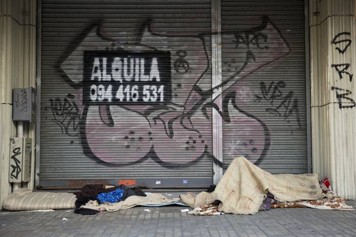 Persona en situación de calle en el Centro de Montevideo. · Foto: Mara Quintero