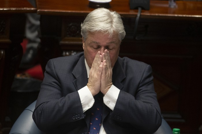 Francisco Bustillo durante una interpelación en el Parlamento (archivo, agosto de 2022). · Foto: Ernesto Ryan