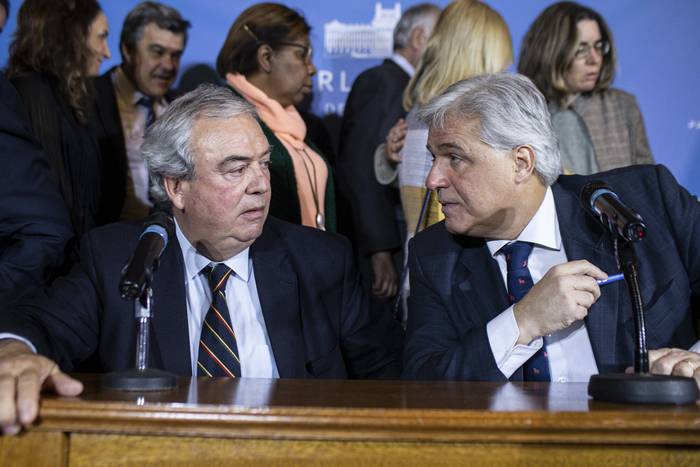 Luis Alberto Heber y Francisco Bustillo, en el Parlamento. (Archivo, agosto de 2022) · Foto: Ernesto Ryan