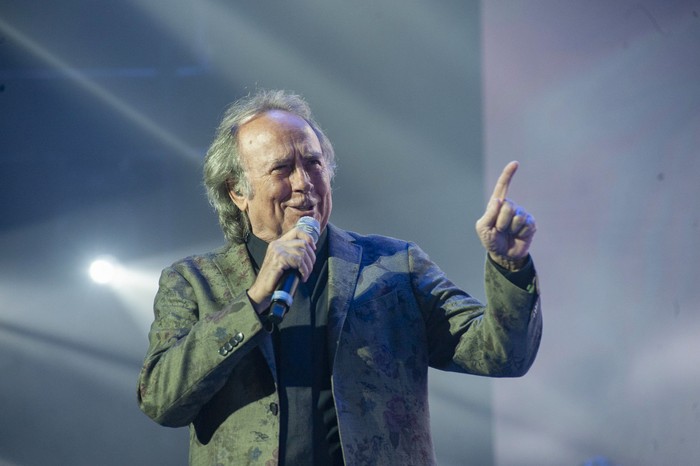 Joan Manuel Serrat, durante una presentación junto a Joaquín Sabina, en el Antel Arena, en Montevideo (archivo, noviembre de 2019). · Foto: Federico Gutiérrez