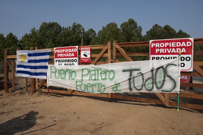 Movilización por la reapertura del ingreso a playa Platero, en Colonia (archivo, agosto de 2022). · Foto: Ignacio Dotti