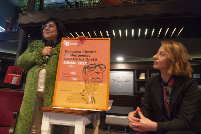María Inés Obaldía y Lucía Germano, durante el lanzamiento de los Premios Onetti, el 30 de agosto, en la Sala Idea Vilariño del Teatro Solis. · Foto: Alessandro Maradei