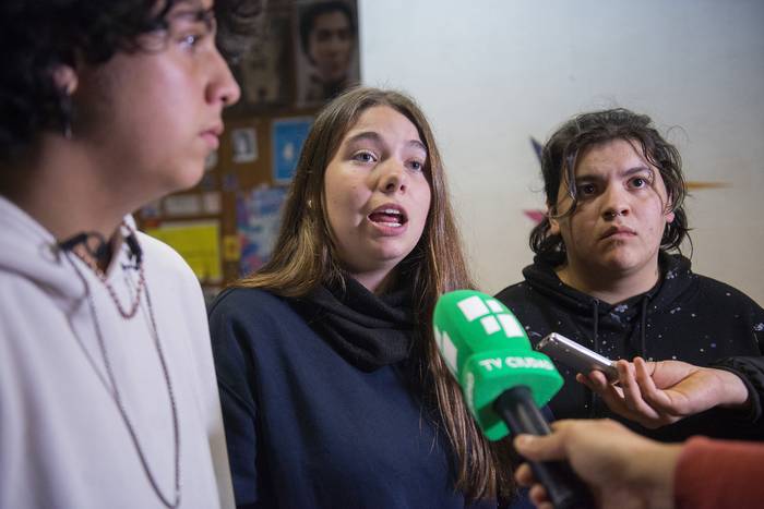 Thiago Morales, Martina Salles y Noah Gasañol, este jueves, en la conferencia de prensa de la Gremial Estudiantes del Zorilla. · Foto: Alessandro Maradei