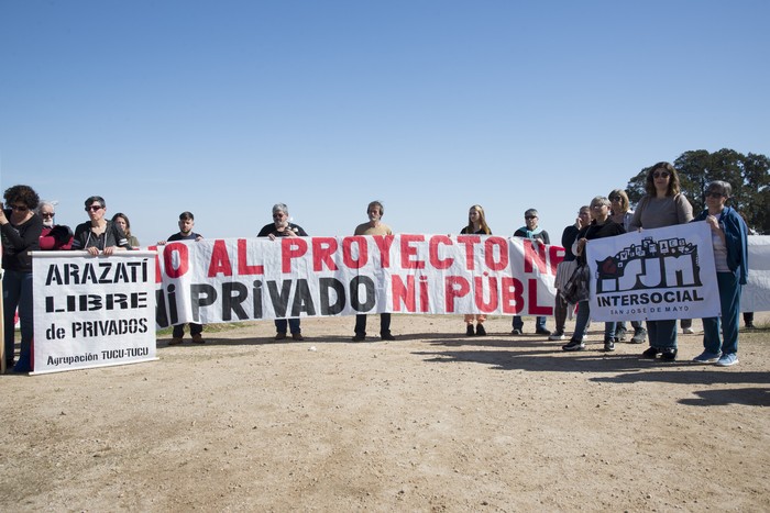 Actividad "Desembarco en Arazatí", en contra de la privatización en territorio del proyecto Neptuno y de la privatización de la gestión de aguas (archivo, agosto de 2022). · Foto: Mara Quintero