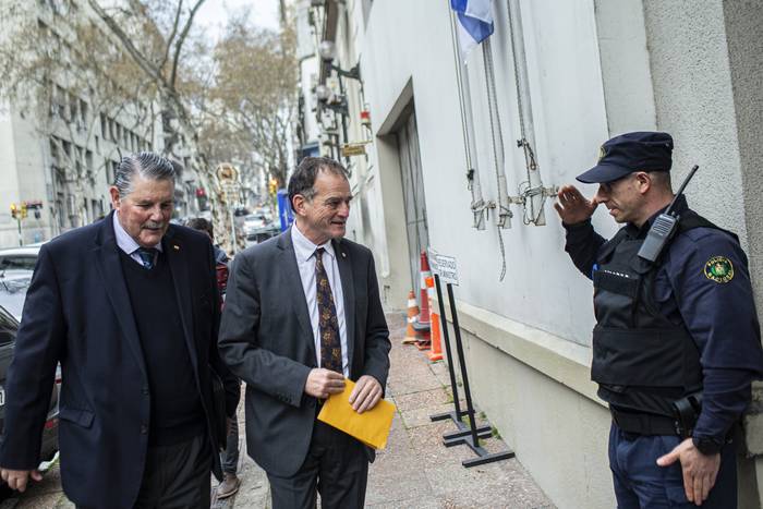 Guido Manini Rios y Antonio Romanelli, a su llegada al Ministerio del Interior. · Foto: .