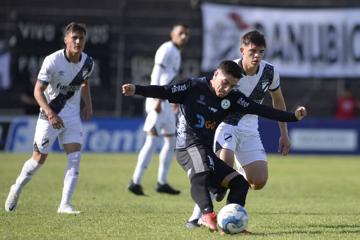 Santiago Mederos, de Plaza Colonia, y Rafael Haller, de Danubio, el 13 de setiembre, durante el partido correspondiente a la fecha 8 del Torneo Clausura, en el estadio Jardínes del Hipoóromo.