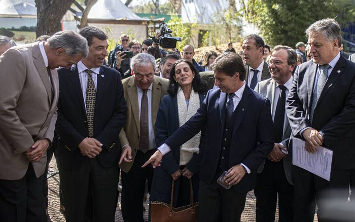 Integrantes del gabinete ministerial junto al presidente Luis Lacalle Pou. · Foto: Ernesto Ryan
