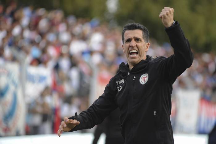 Gustavo Díaz, entrenador de River Plate durante el partido ante Nacional en el Parque Omar Saroldi. · Foto: .
