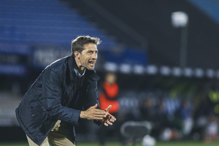 Sebastián Eguren , entrenador de Torque, el 19 de setiembre, por la novena fecha ante Liverpool, en el estadio Centenario. · Foto: .