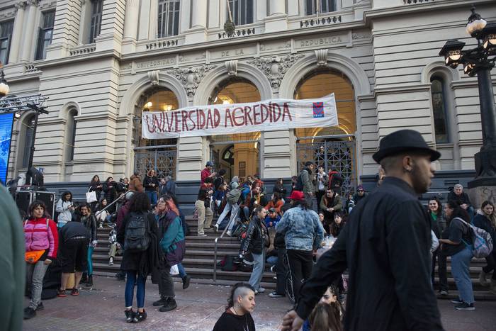 Movilizaciòn de docentes y estudiantes  en la puerta de la UDELAR. Foto: Alessandro Maradei  (21 de setiembre 2022) · Foto: Alessandro Maradei
