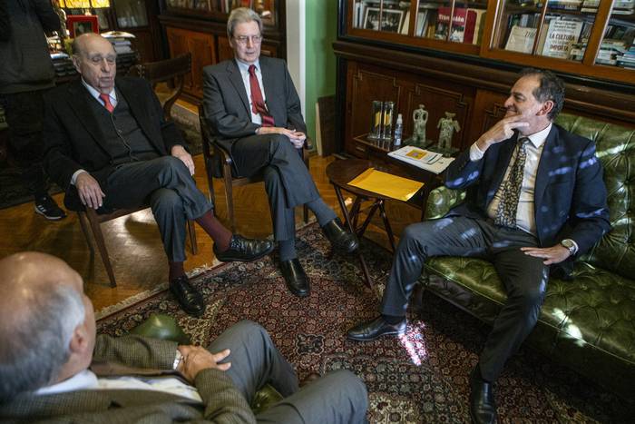 Guillermo Domenech, Julio María Sanguinetti, Ope Pasquet y Guido Manini Ríos, en el domicilio del ex presidente Sanguinetti. · Foto: .
