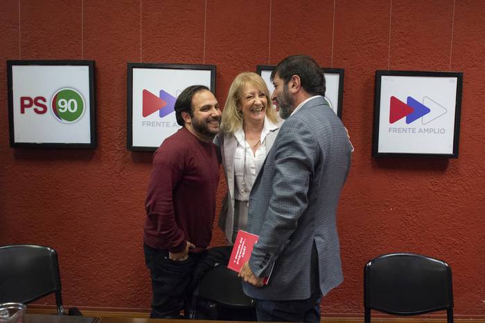 Gonzalo Civila, Carolina Cosse y Fernando Pereira en Casa del Pueblo. · Foto: Alessandro Maradei