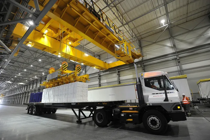 Descarga de celulosa en la terminal de UPM en el puerto de Montevideo. (Archivo, octubre de 2022) · Foto: Federico Gutiérrez