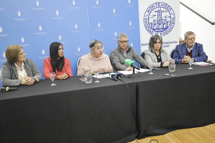Gabriela Garrido, Verónica Pérez, Zaida Arteta, Artigas Poy,  Sandra Romano y Ángel Valmaggia, en el SMU. · Foto: Federico Gutiérrez