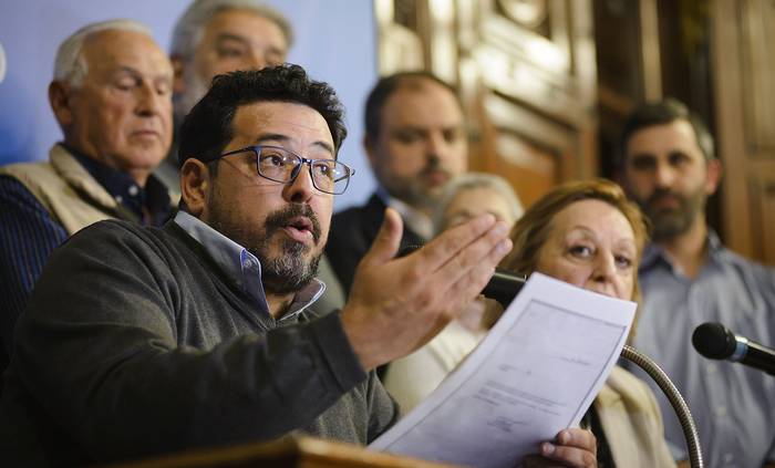 Alejandro Sánchez, en la conferencia de prensa del Frente Amplio, este miércoles en el Palacio Legislativo. · Foto: Mara Quintero