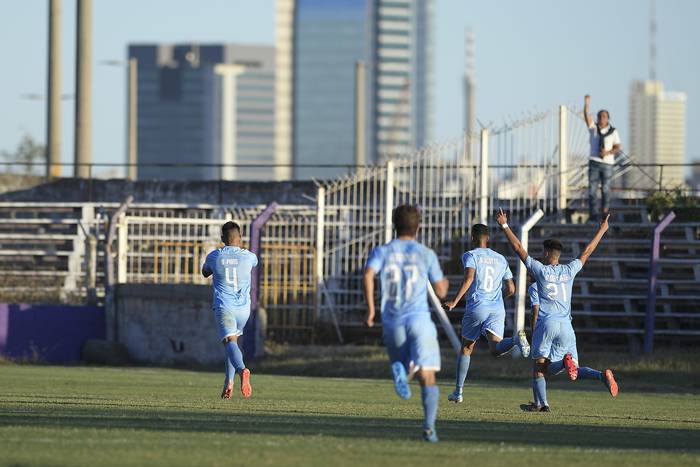 Jugadores de Montevideo City Torque celebran el tercer gol ante Fénix, en el Parque Capurro. archivo, febrero del 2020.
 · Foto: Sandro Pereyra