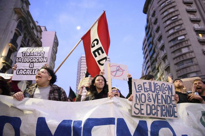 Marcha organizada por la Coordinadora de Sindicatos de la Enseñanza del Uruguay (CSEU), en Montevideo (archivo, octubre de 2022). · Foto: Martín Varela Umpiérrez