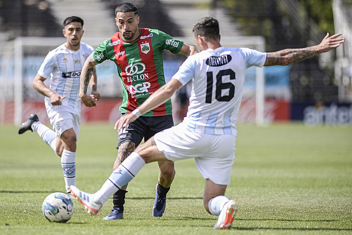 Leonardo Melazzi, de Rampla Juniors  y Mathías Abero, de Cerro, el 16 de octubre en el Parque Viera. · Foto: Alessandro Maradei