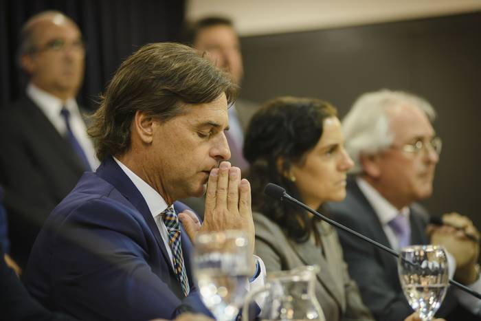 Luis Lacalle Pou junto a ministros, durante una conferecia de prensa en la Torre Ejecutiva, en Montevideo (archivo, octubre de 2022). · Foto: Mara Quintero