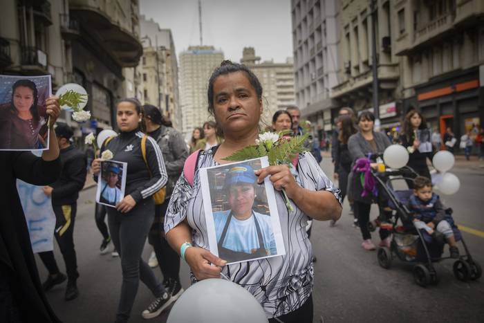 Ana Palomec, madre de Mónica, durante la marcha que realizaron familiares y amigos por la avenida 18 de Julio. · Foto: Mara Quintero