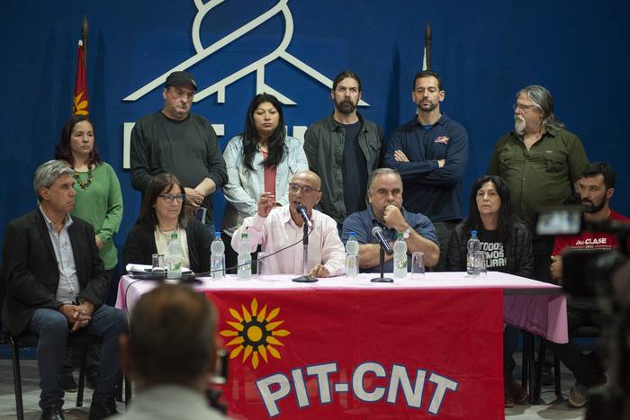 Marcelo Abdala (c), el 25 de octubre, durante la conferencia de prensa del Secretariado Ejecutivo del PIT CNT, en la sede sindical, en Montevideo. · Foto: Alessandro Maradei