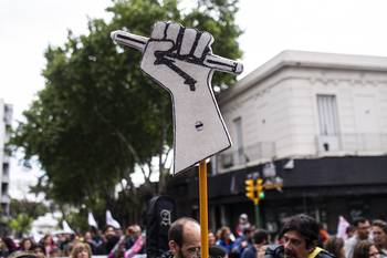 Foto principal del artículo 'Organizaciones de La Teja marchan nuevamente para que el presupuesto contemple la construcción de un liceo de bachillerato en la zona' · Foto: Ernesto Ryan