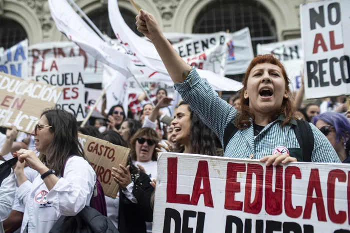 Movilización de sindicatos de la educación en la explanada de la Universidad de la República (archivo, octubre de 2022). · Foto: Ernesto Ryan