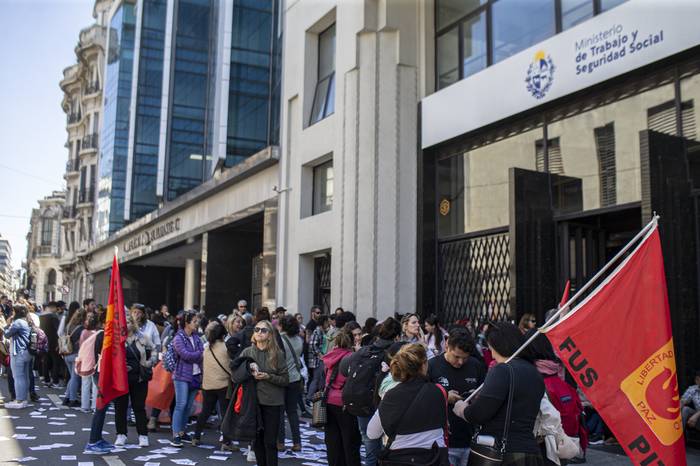 Movilización de la FUS, el 27 de octubre, frente a la Dirección Nacional de Trabajo, en Montevideo. · Foto: Ernesto Ryan