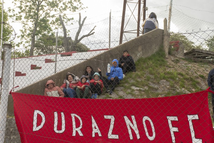 Hinchas de Durazno FC en el estadio Miguel Campomar de la ciudad de Juan Lacaze (archivo). · Foto: Ignacio Dotti