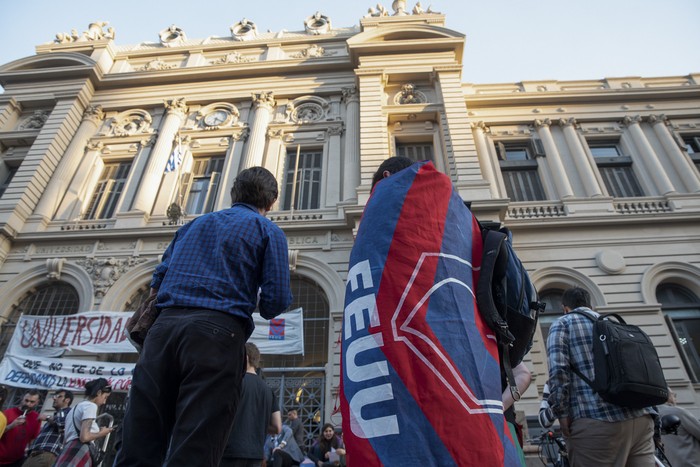 Militantes de la FEUU previo a la elección de rector, el 12 de octubre de 2022. · Foto: Martín Varela Umpiérrez