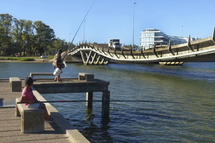 Muelle y puente de La Barra de Maldonado (archivo, 2015). · Foto: Virginia Martínez  Díaz