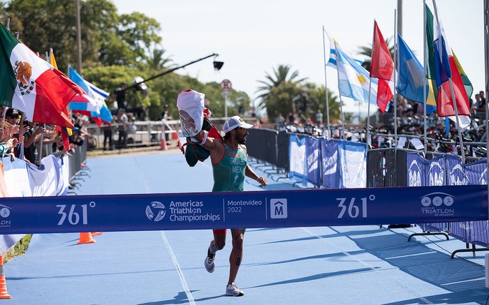 El mexicano Crisanto Grajales, ganador del Triathlon, el sábado, en el Parque Rodó. · Foto: Martín Varela Umpiérrez