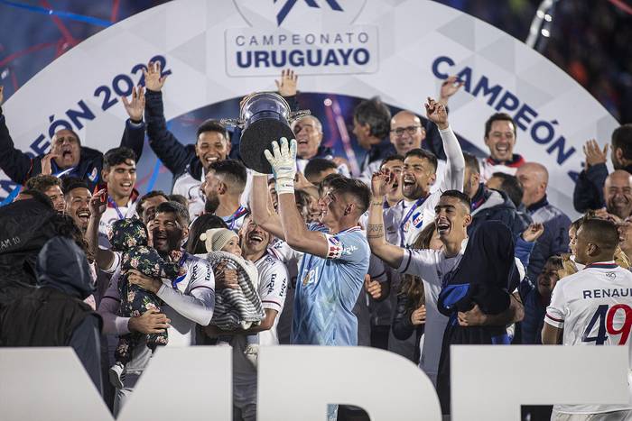 El plantel de Nacional con el trofeo de Campeón Uruguayo, este domingo, en el estadio Centenario. · Foto: .