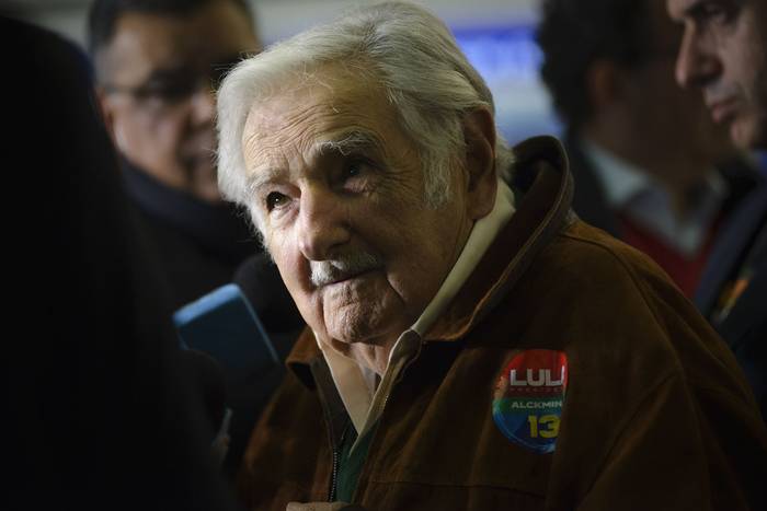 José Mujica, este lunes, en el aeropuerto de Carrasco. · Foto: Mara Quintero