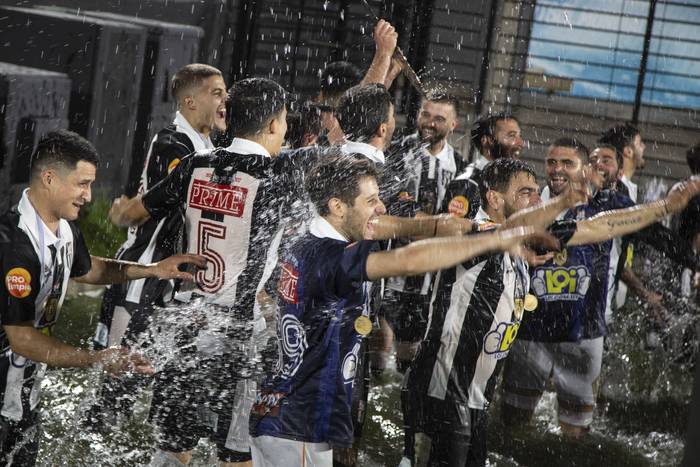 Jugadores de Central de San José tras la obtención del título de campeón de la Supercopa. · Foto: Camilo dos Santos