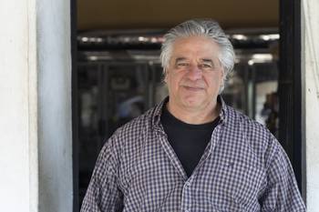 Daniel Scott en su almacén en Colonia del Sacramento (archivo, noviembre de 2022). · Foto: Ignacio Dotti