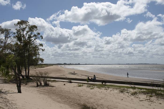 Playa Charrúa, de Juan Lacaze, en Colonia (archivo, noviembre de 2022). · Foto: Ignacio Dotti