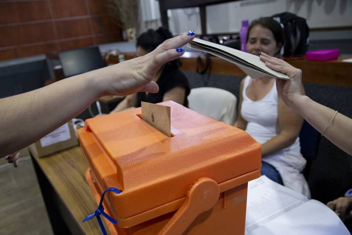 Votación durante las elecciones universitarias en la Facultad de Humanidades (archivo, noviembre de 2022). · Foto: Camilo dos Santos