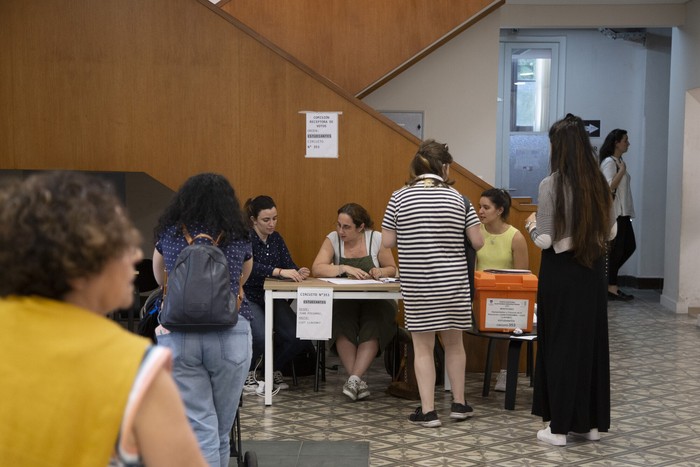 Votación durante las elecciones universitarias en la Facultad de Humanidades y Ciencias de la Educación (archivo). · Foto: Camilo dos Santos