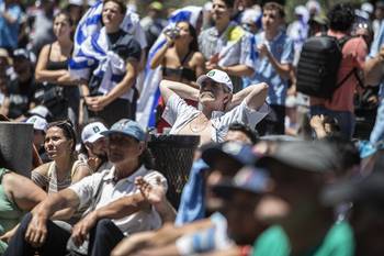Explanada de la Intendencia de Montevideo, durante el partido de Uruguay contra Ghana, el 2 de diciembre de 2022. · Foto: Ernesto Ryan