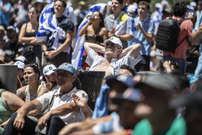 Explanada de la Intendencia de Montevideo, durante el partido de Uruguay contra Ghana, el 2 de diciembre de 2022. · Foto: Ernesto Ryan