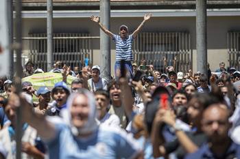 Explanada de la Intendencia de Montevideo, durante el partido entre Uruguay y Corea del Sur (archivo, noviembre de 2022). · Foto: Ernesto Ryan