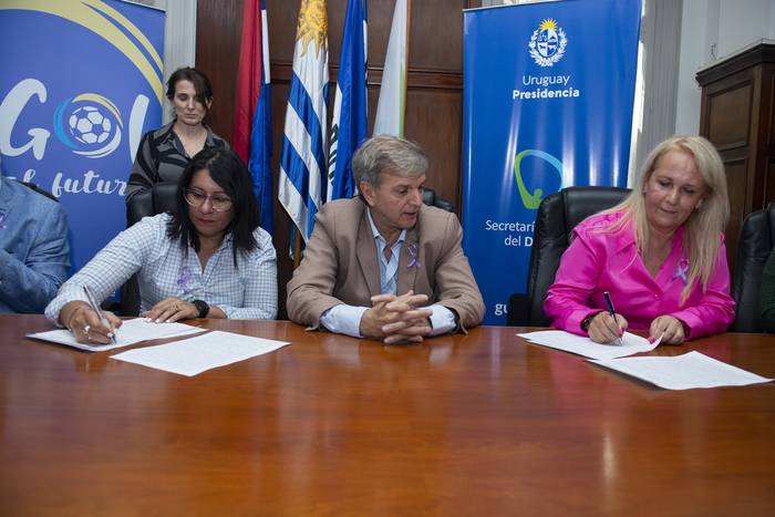 Andrea Valiente, Sebastián Bauzá y Martha Costoya en la sede del SENAE durante la firma del convenio entre la Secretaría Nacional del Deporte y Mujeres Celestes. · Foto: Alessandro Maradei