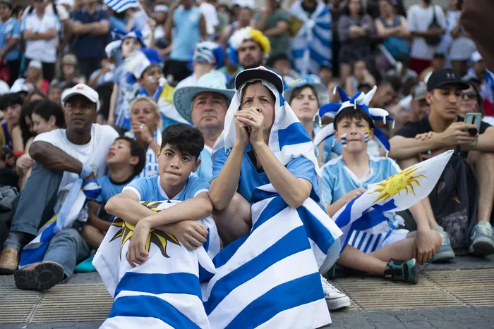 Pantalla gigante de IMPO frente a la Intendencia Municipal de Montevideo se proyecta partido en el que Uruguay vs Portugal en el Mundial de Catar 2022. · Foto: Alessandro Maradei