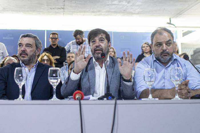 Mario Bergara, Fernando Pereira y Charles Carrera durante la conferencia de prensa que brindó el Frente Amplio luego de que se divulgara el espionaje a los senadores. · Foto: Ernesto Ryan