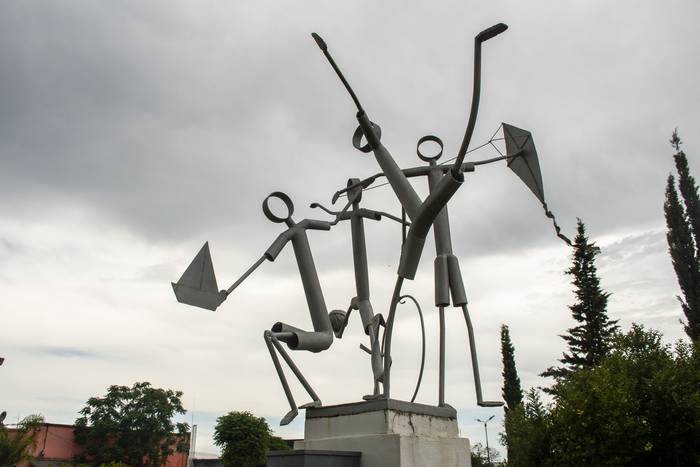 Escultura de Gustavo Arrambide, en homenaje a "Chiquillada", en Juan Lacaze. · Foto: Ignacio Dotti
