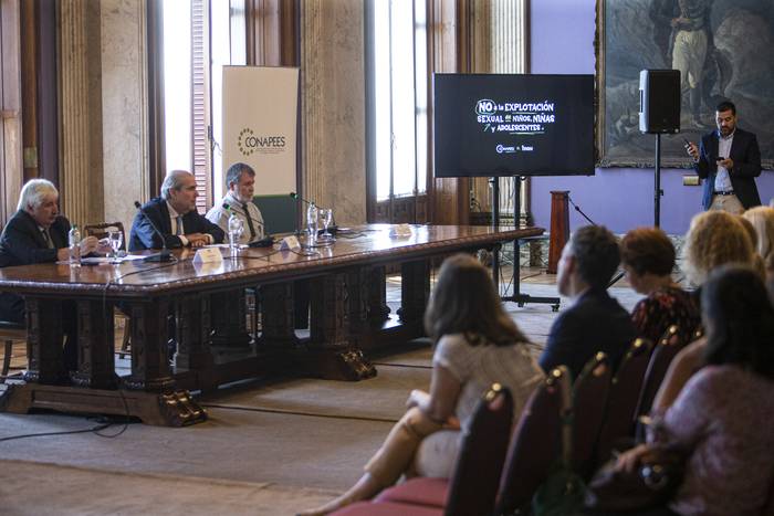 Juan Gómez, Pablo Abdala y Luis Purstcher, durante la presentación en el Palacio Legislativo. · Foto: .